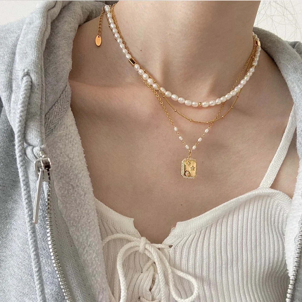 Dainty Star Rectangle Pendant Necklace with Pearls and Zircon Detailed - Picture 4 of 5